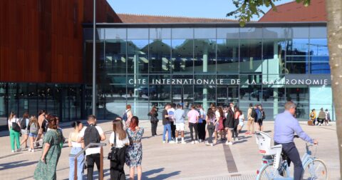 Parvis plein de monde Cite internationale de la gastronomie et du vin